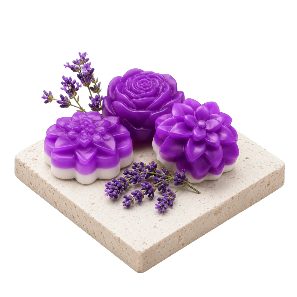 Jabón artesanal de lavanda sobre pedestal de piedra clara